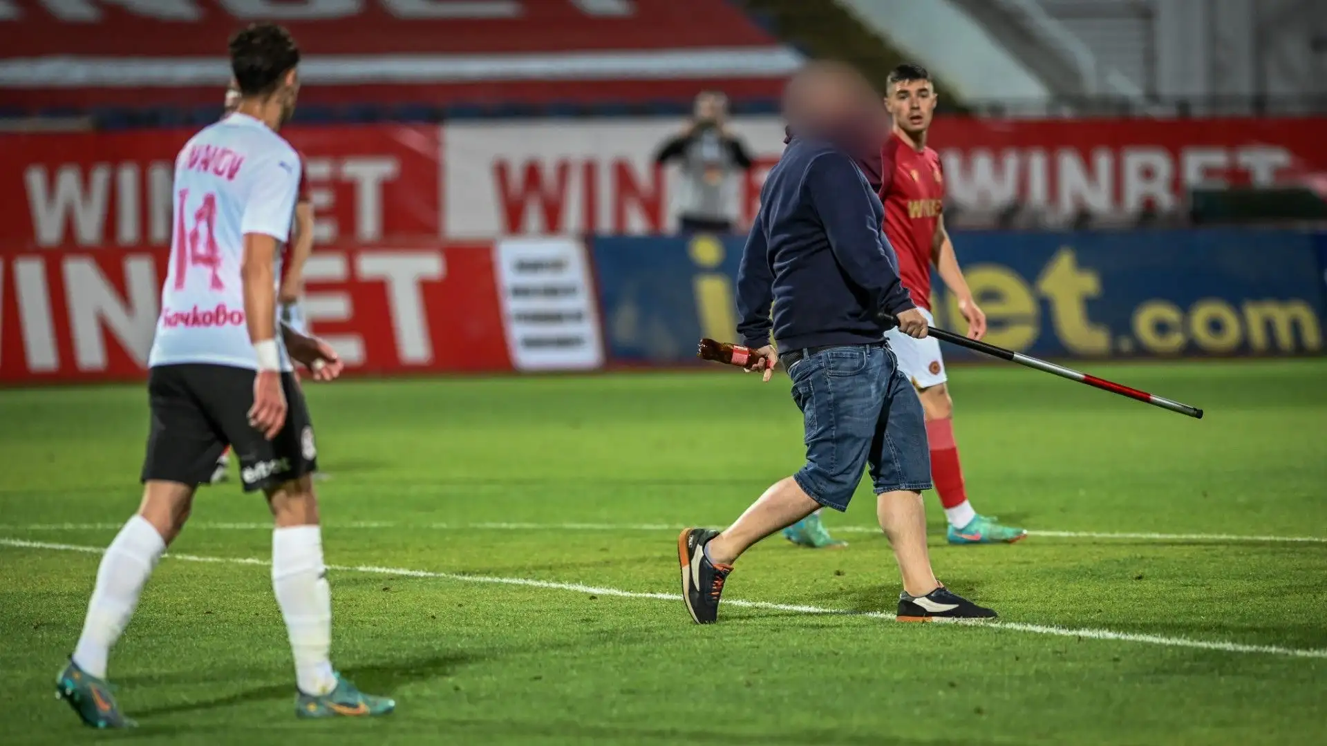 Tutto è partito da questo personaggio che ha minacciato i calciatori con un'asta 