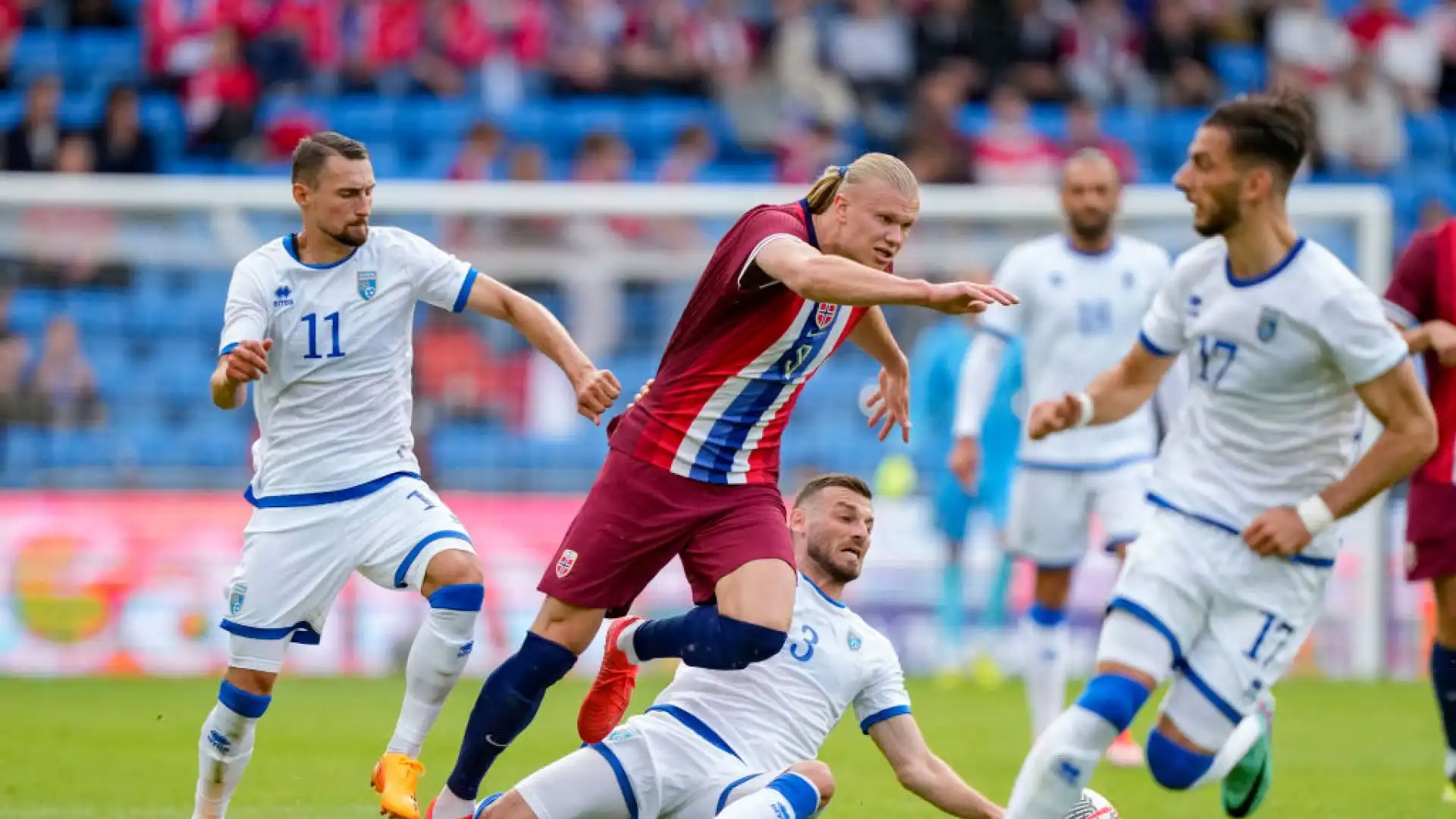 Haaland scatenato con la maglia della sua Norvegia.