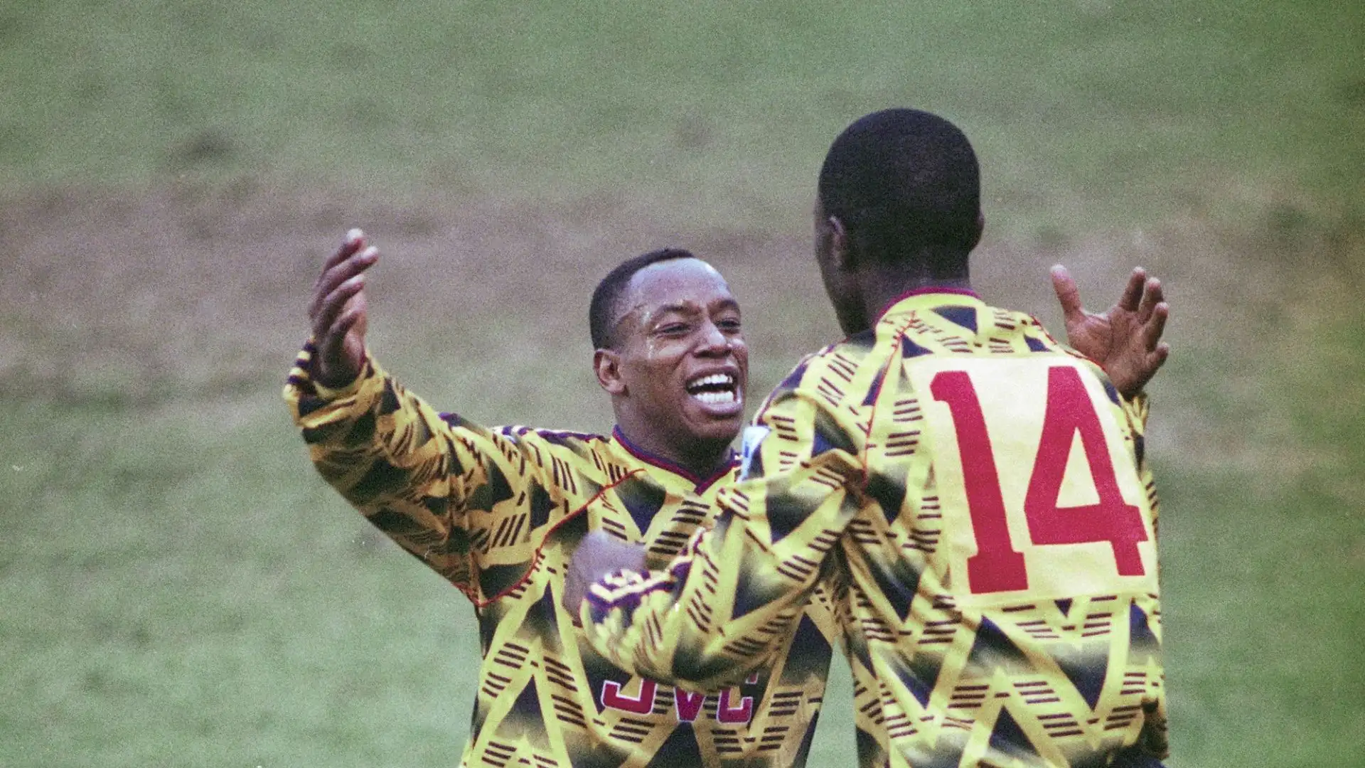 Campbell celebra un gol con il compagno di reparto Ian Wright