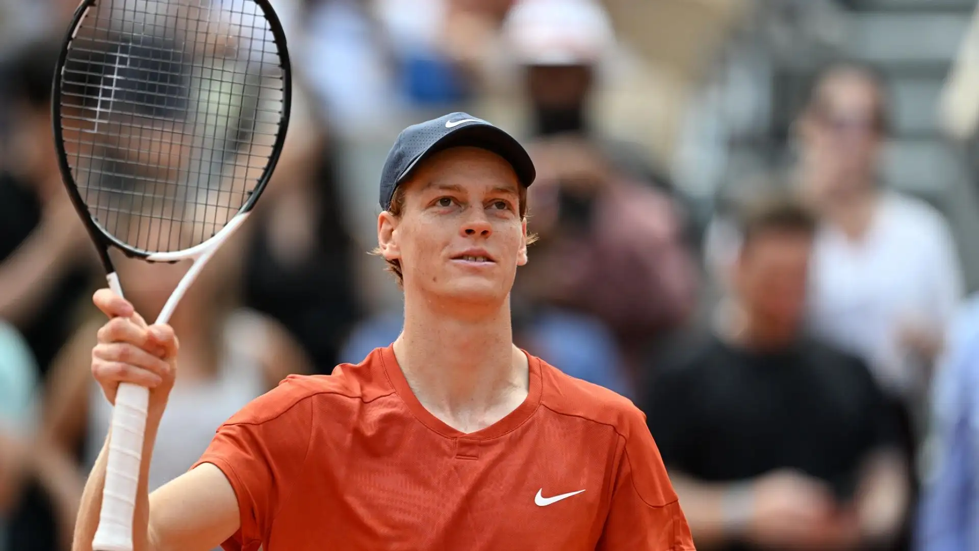 Novak Djokovic è stato costretto a ritirarsi dal Roland Garros, dando la certezza matematica del primo posto a Sinner