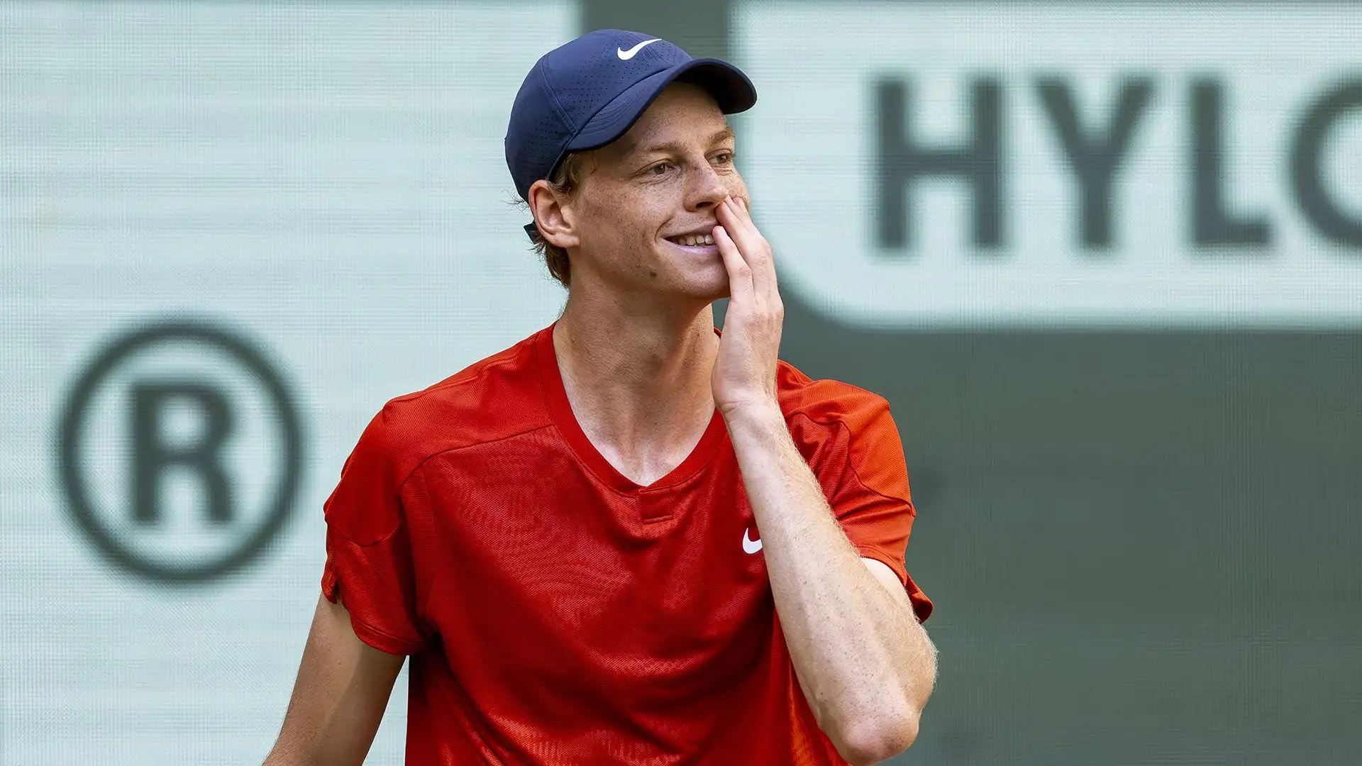 Per Jannik punteggio di 6-4 7-6 in un'ora e 40 minuti di gioco.