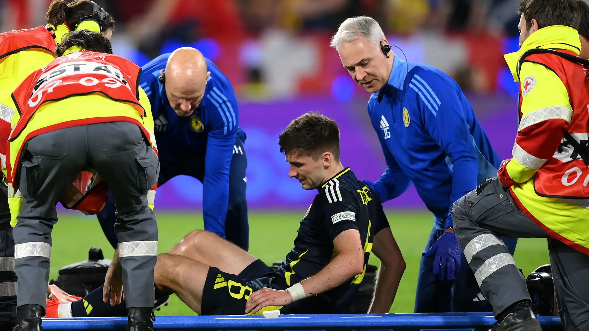 Tierney è uscito dal campo con l'aiuto della barella