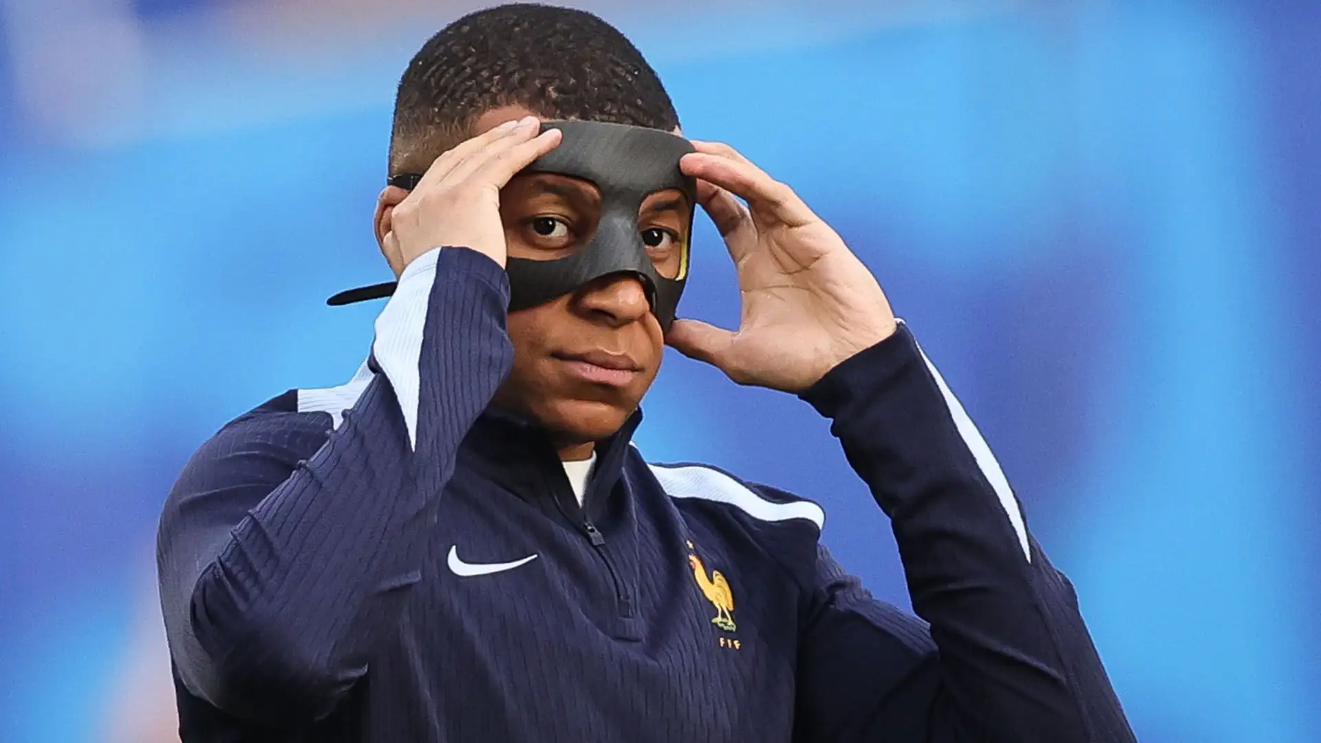 Il fuoriclasse francese ha effettuato il riscaldamento prima della partita, indossando una maschera nera
