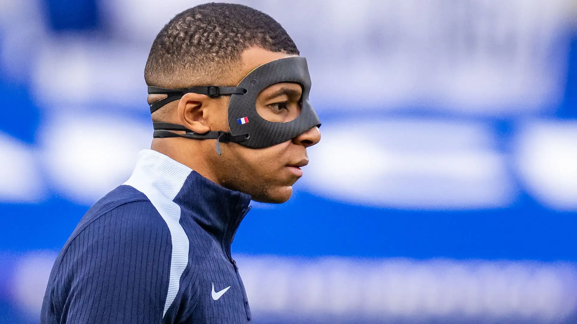 Mbappé si è allenato negli ultimi giorni con una maschera