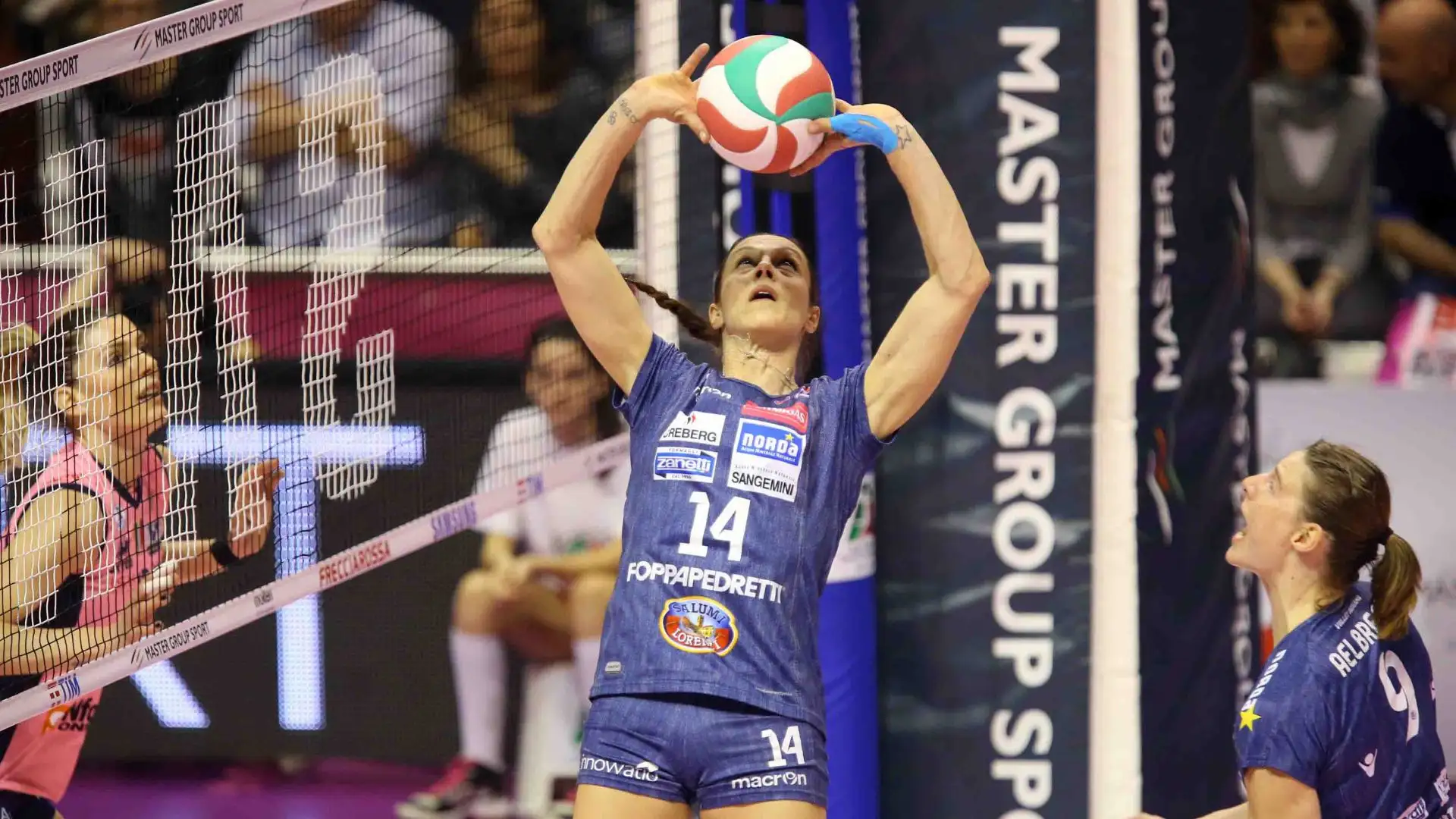 La MasterVolley firmata Eleonora Lo Bianco a Cuneo offre l’opportunità a tutte le ragazze di vivere ad inizio campionato la ‘clinic specializzata per ruolo’ in cui creare una scheda tecnica dedicata esclusivamente al proprio profilo per definire il percorso dei miglioramenti da ottenere con il proprio coach. 
