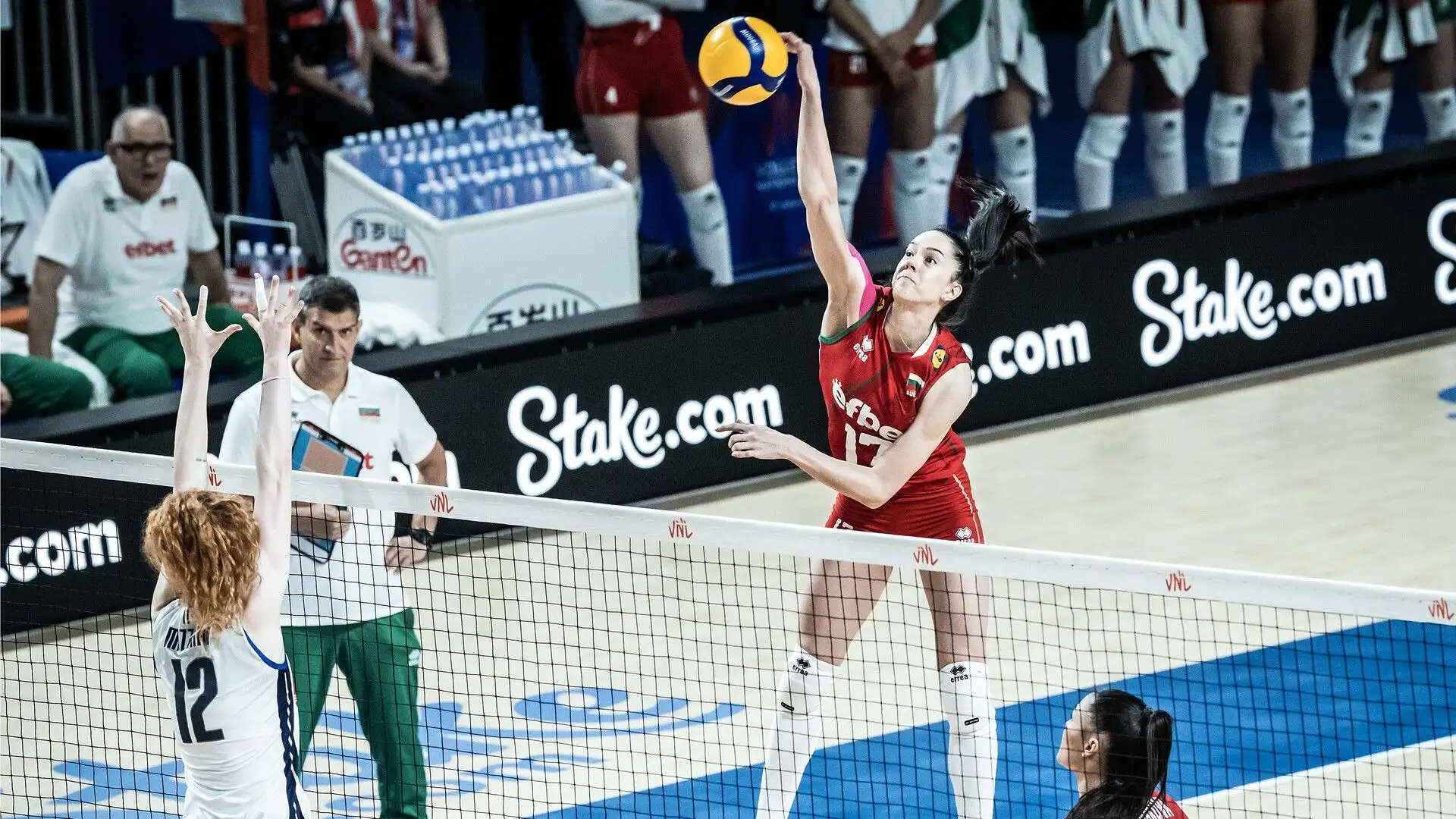 Si trasferisce poi negli Stati Uniti per un anno dove abbina università e pallavolo giocando per la Long Beach State University in California. 