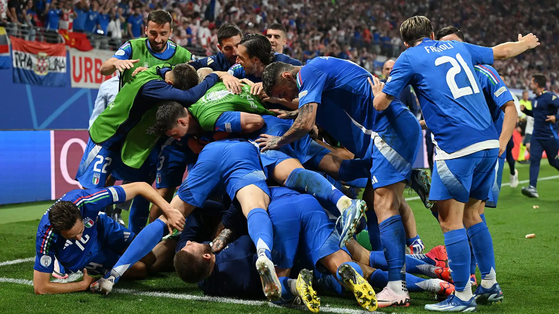 L'impresa è firmata Zaccagni, che ha trafitto Livakovic al 97' con un destro preciso
