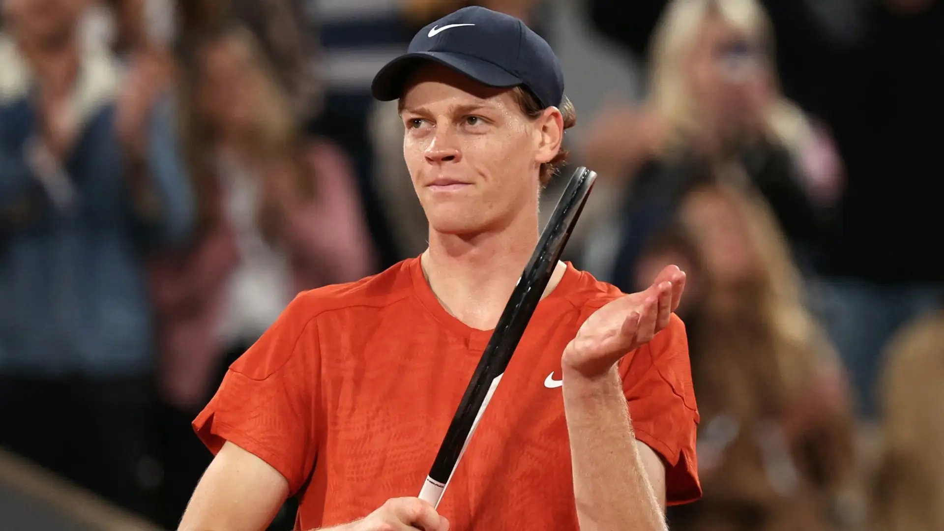 Dopo un primo set di adattamento, Sinner ha ritrovato il suo tennis e ha rimontato vincendo i tre successivi parziali