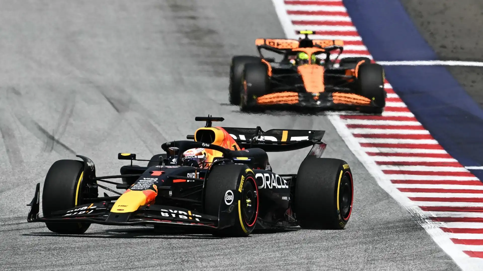 Una manovra dell'olandese per evitare il sorpasso del rivale ha messo fuori combattimento Norris, costretto ad abbandonare il GP