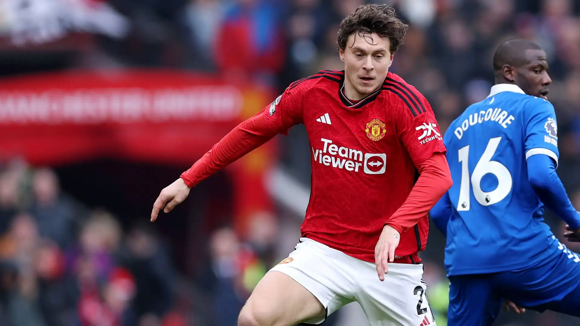 Victor Lindelöf si è offerto a Cristiano Giuntoli che però non è totalmente convinto per le condizioni fisiche dello svedese
