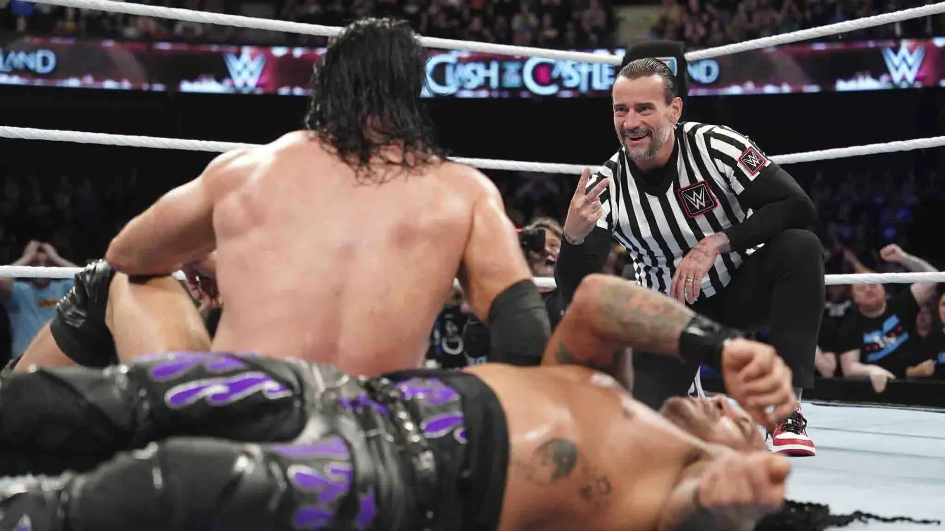 Sul più bello però è salito sul ring da arbitro Cm Punk, l'ex campione grande rivale di Drew.