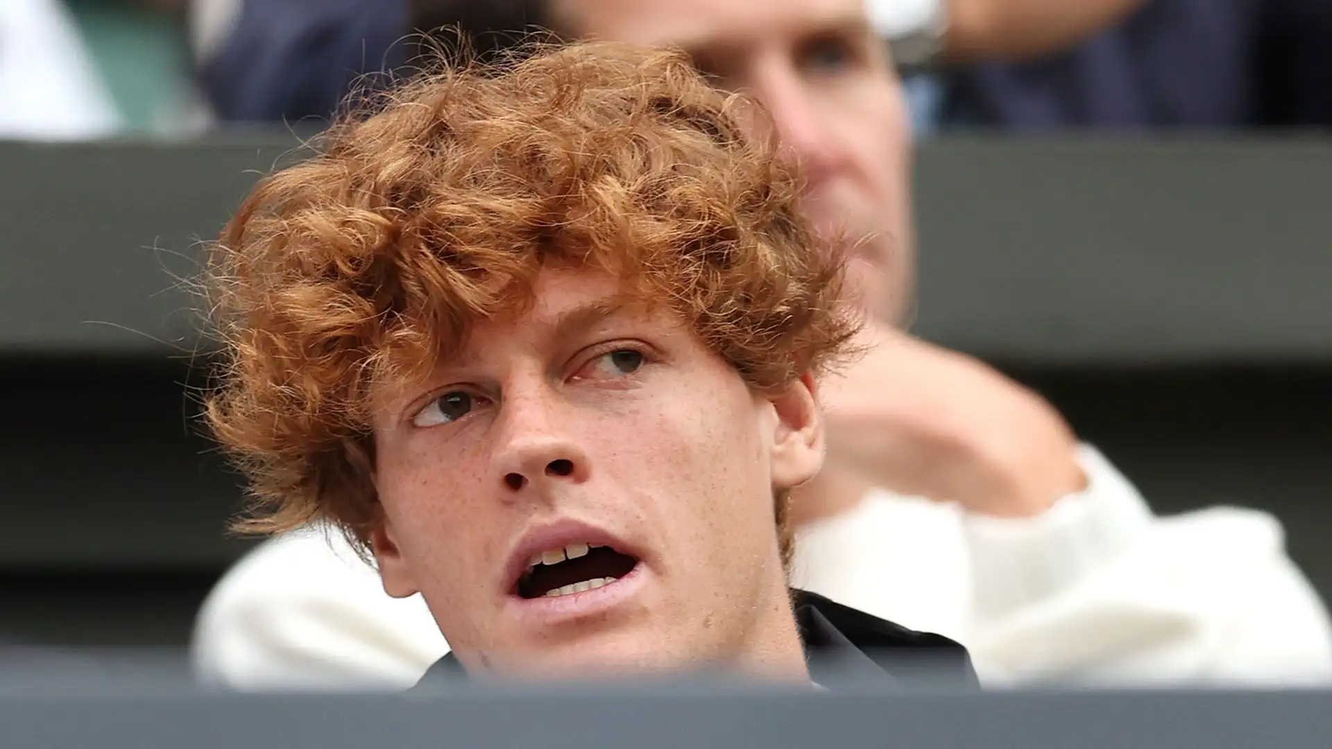 Jannik Sinner in tribuna ha seguito molto preoccupato tutta la situazione