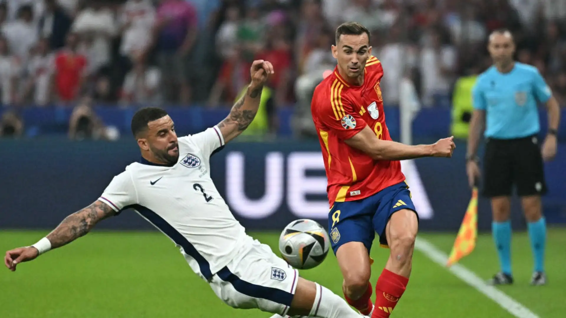 "Ma non poteva commentare la Copa America dei suoi idoli argentini?": Elio l'avrebbe voluto su un'altra emittente.