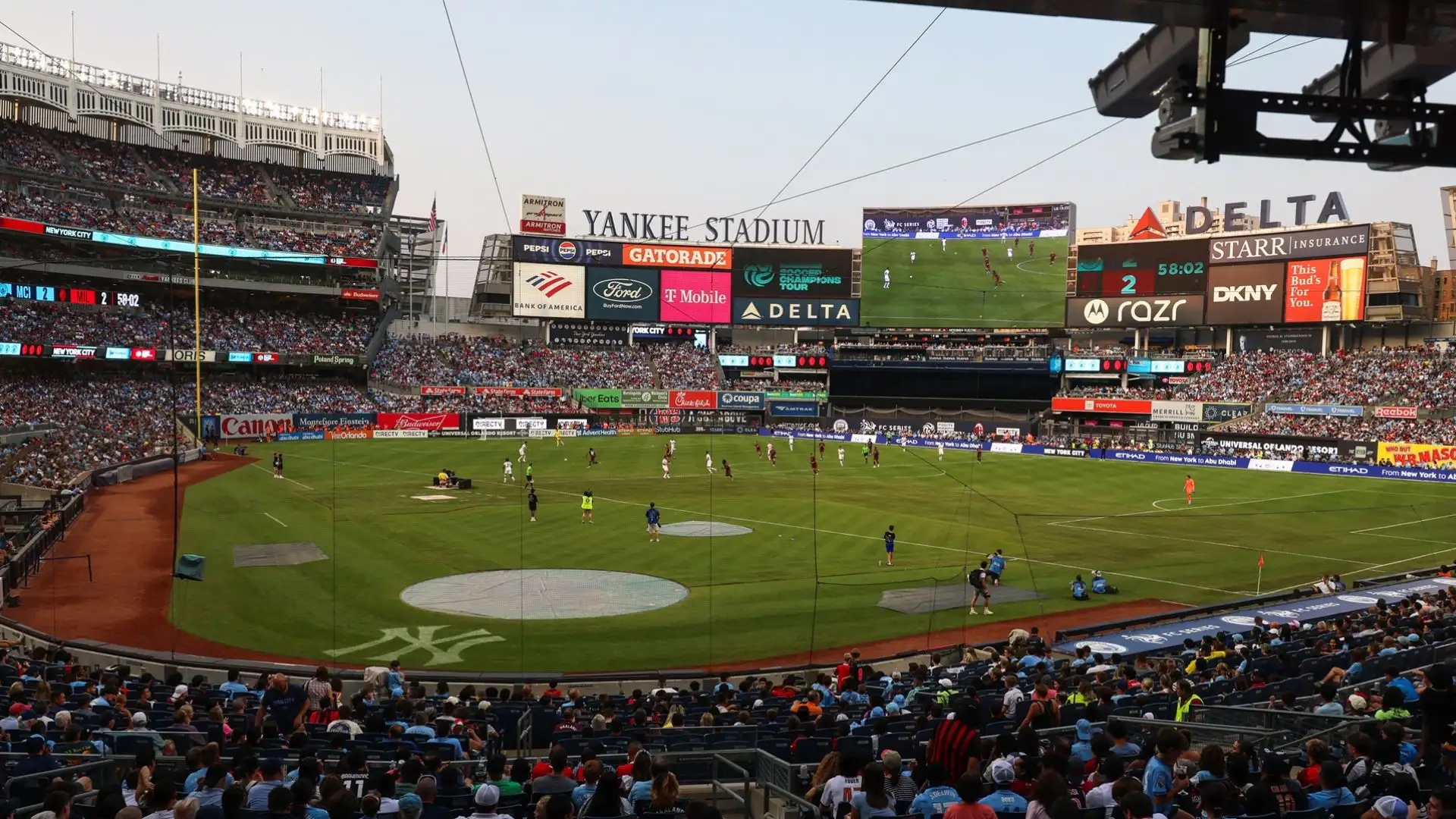 Nella splendida cornice dello Yankee Stadium, le due squadre hanno giocato per un tempo con la loro prima maglia, mentre nella ripresa hanno utilizzato la seconda divisa