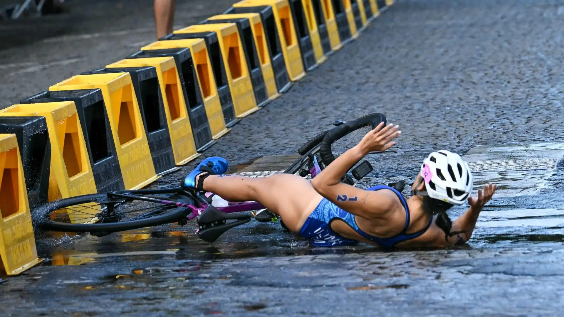 L'atleta di Guam è scivolata sulle strisce pedonali
