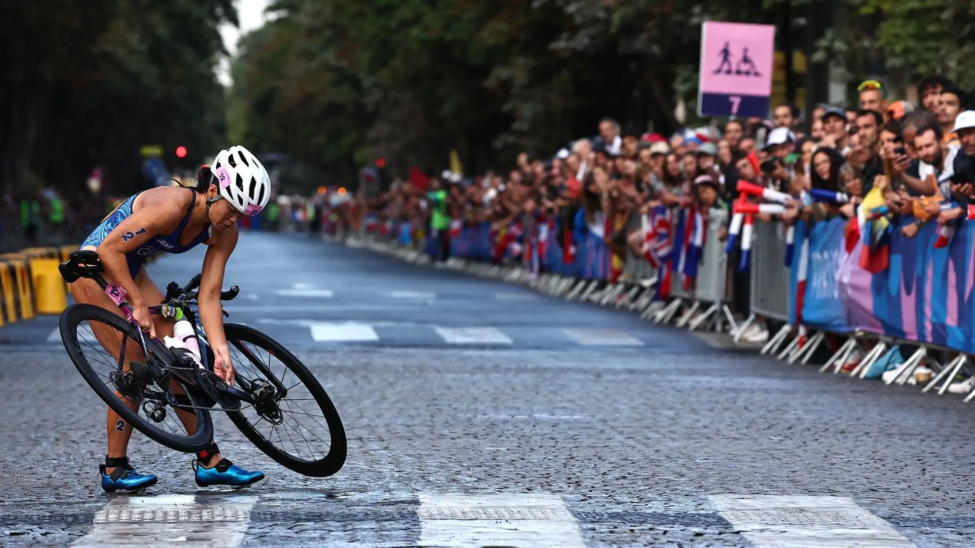 Durante la gara sono cadute diverse atlete
