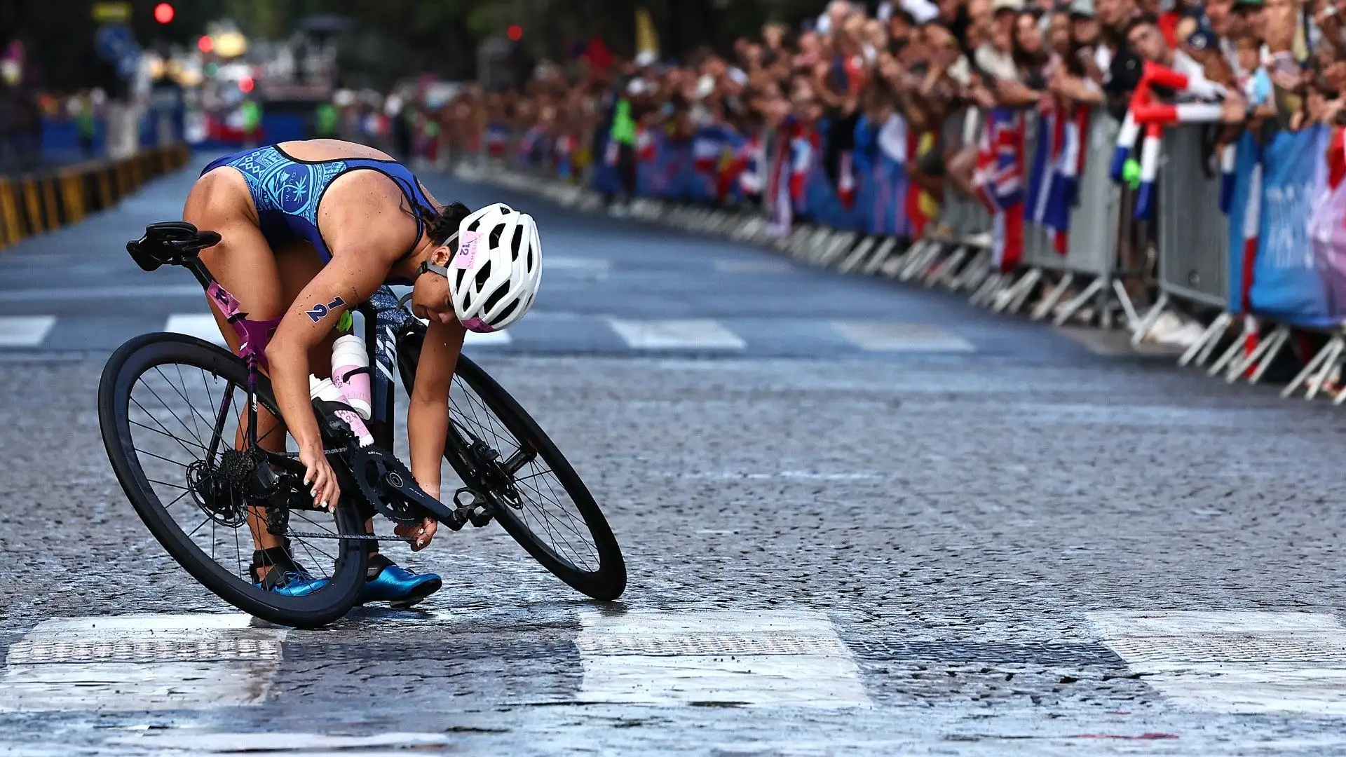 Manami Iijima ha poi sistemato la bicicletta e si è rimessa in sella
