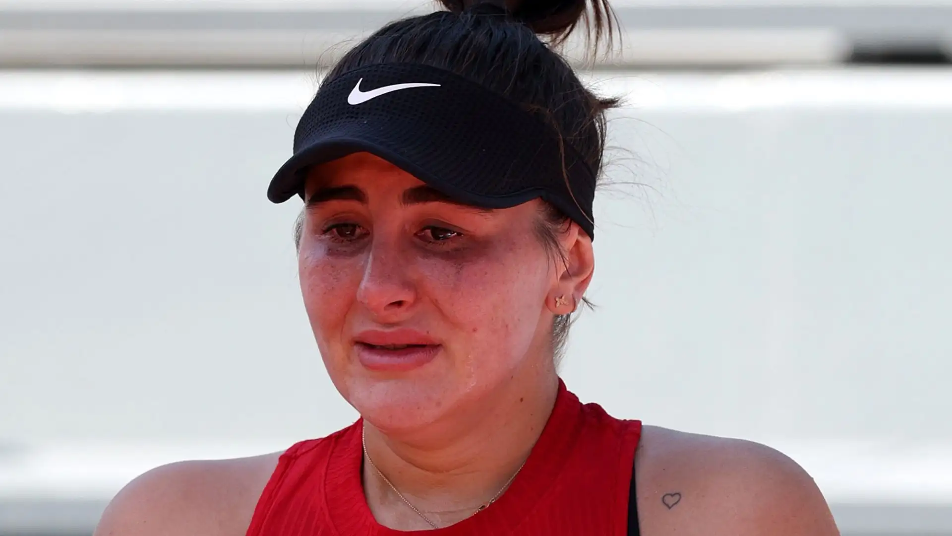 L'atleta ha sfogato la sua amarezza per la sconfitta e per l'infortunio