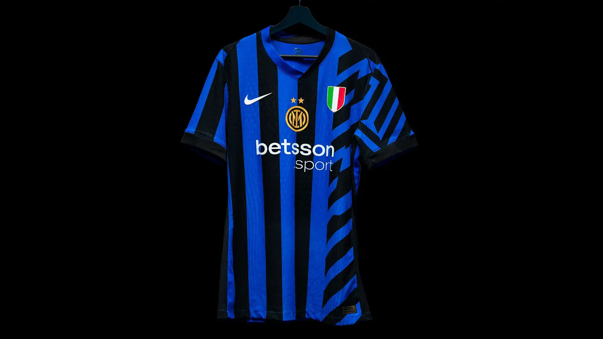 Davanti campeggiano lo scudetto e la seconda stella.