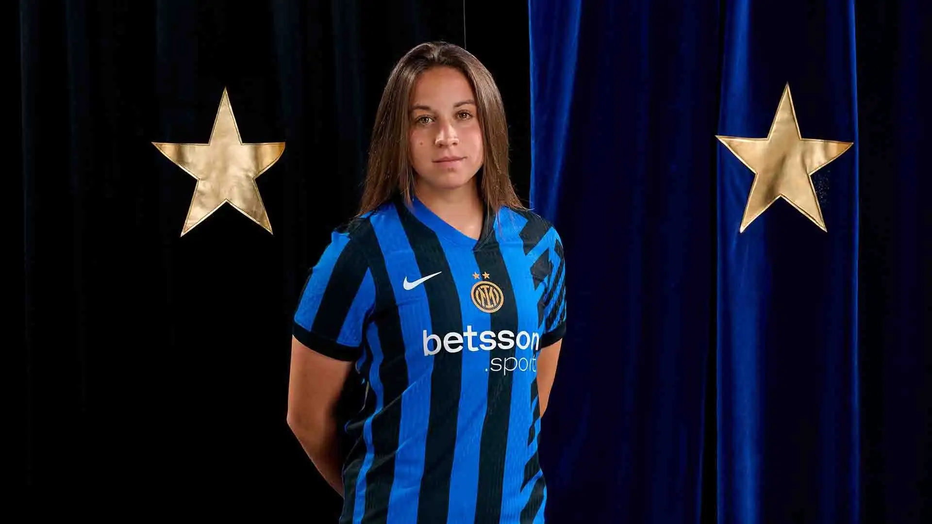 Stessa maglia per le ragazze ma senza scudetto.