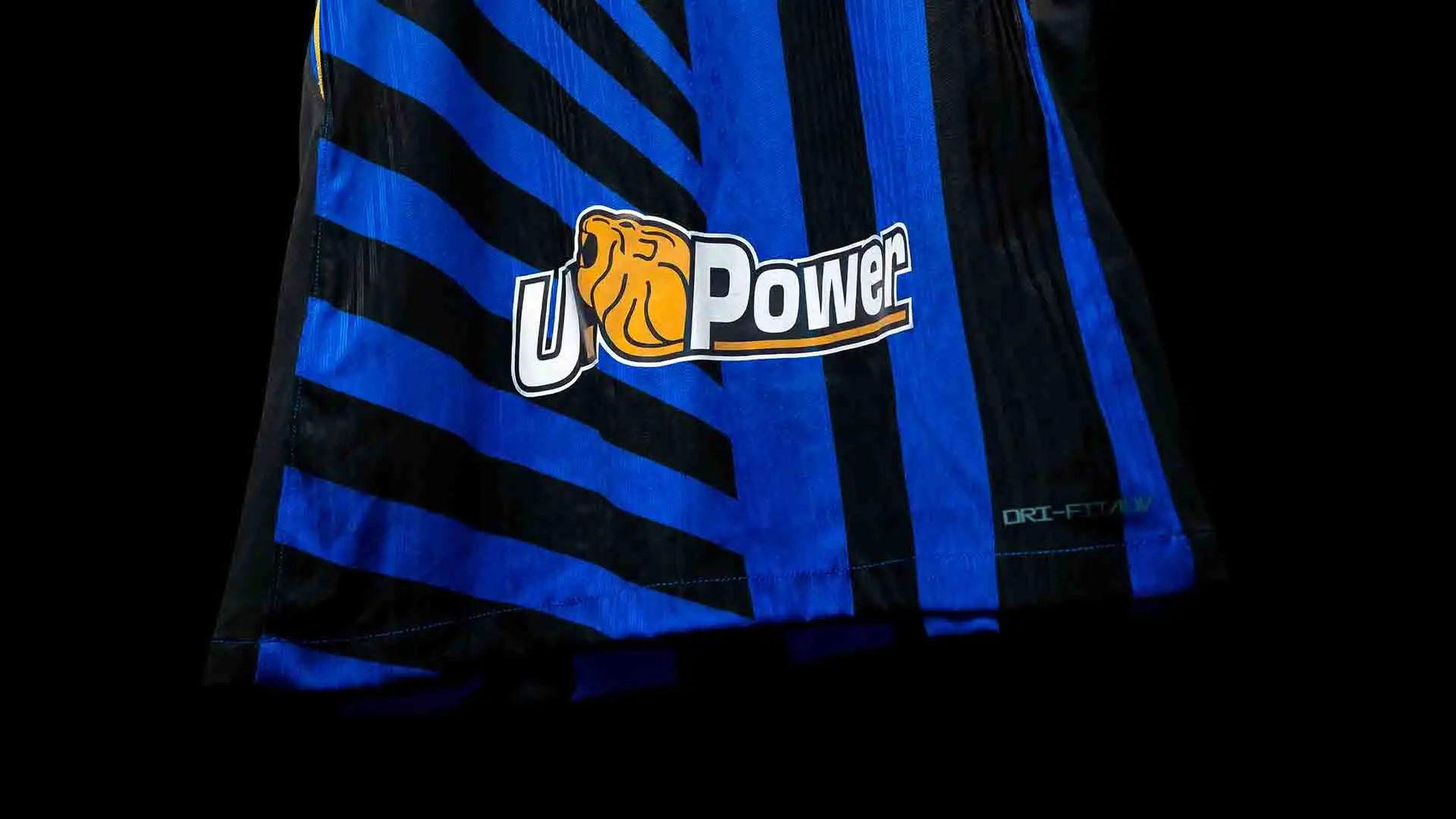 Sul retro prosegue la collaborazione con U-Power, Official Back Jersey Partner del Club. 