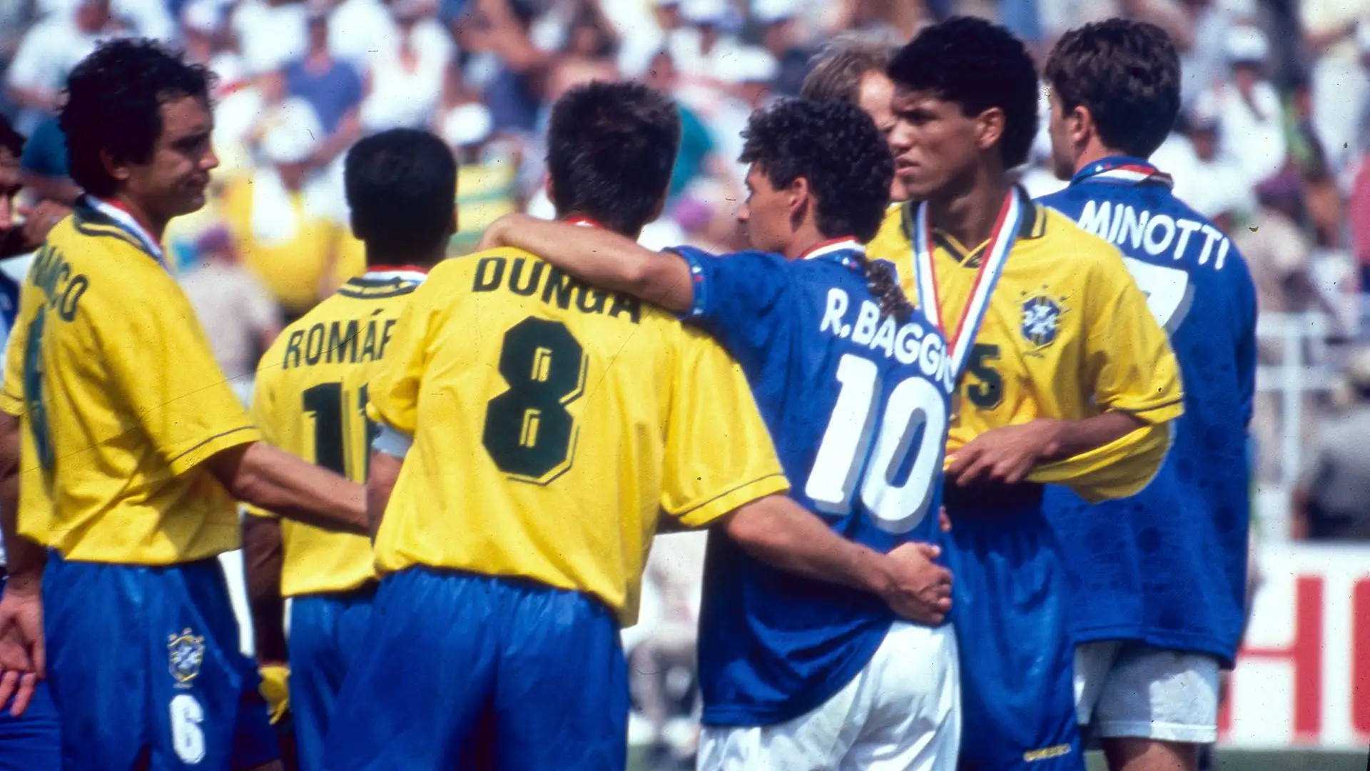 L'abbraccio con i rivali brasiliani