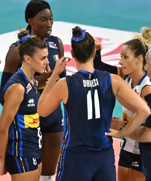 Julio Velasco bastona Paola Egonu, Alessia Orro e Myriam Sylla, che cos’è successo: le foto