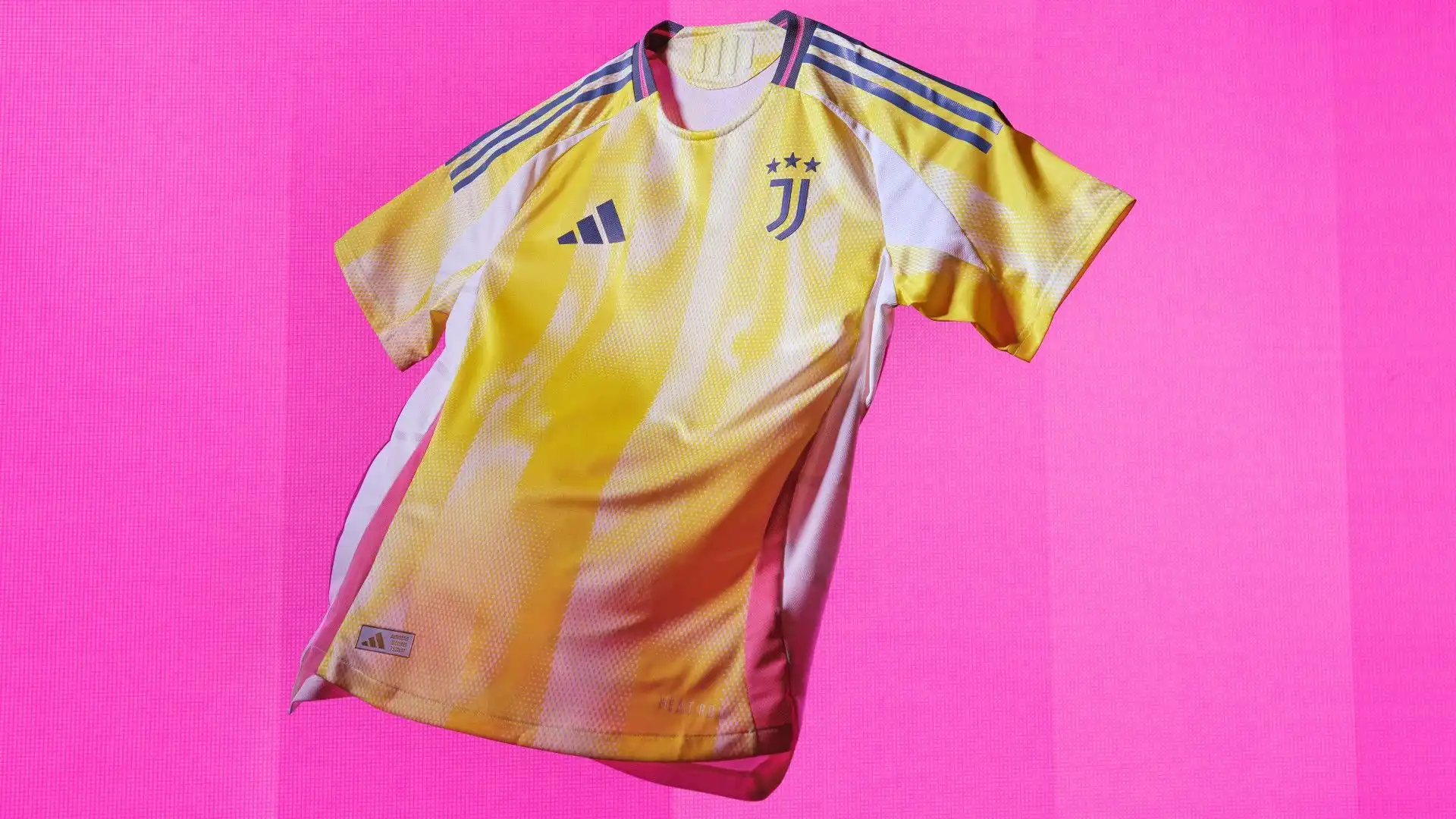 Juventus, viaggio nello spazio con la divisa da trasferta: le foto del kit
