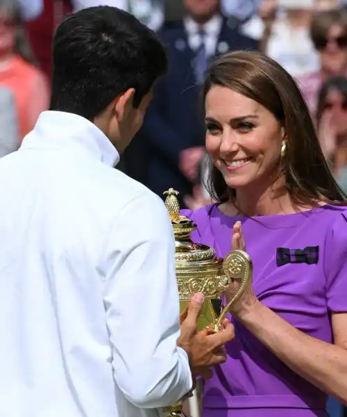 Kate Middleton, premiazione regale (con abito firmato) per Carlos Alcaraz: le foto