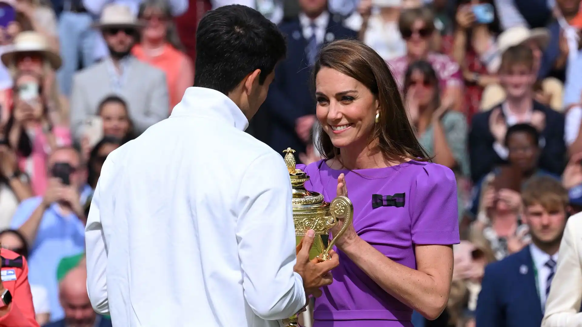 Kate Middleton aveva tutti gli occhi addosso durante la premiazione della finale di Wimbledon.