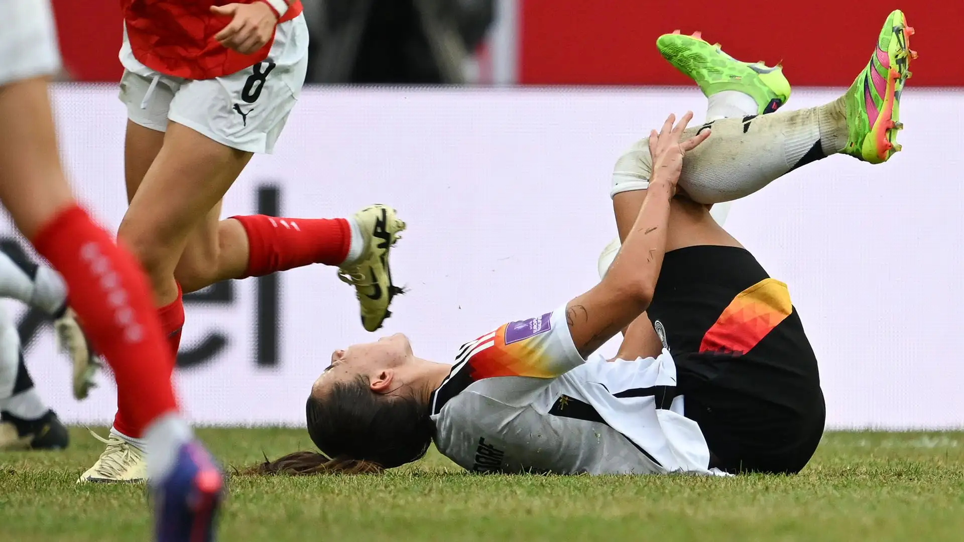 La calciatrice è rimasta a terra diversi minuti