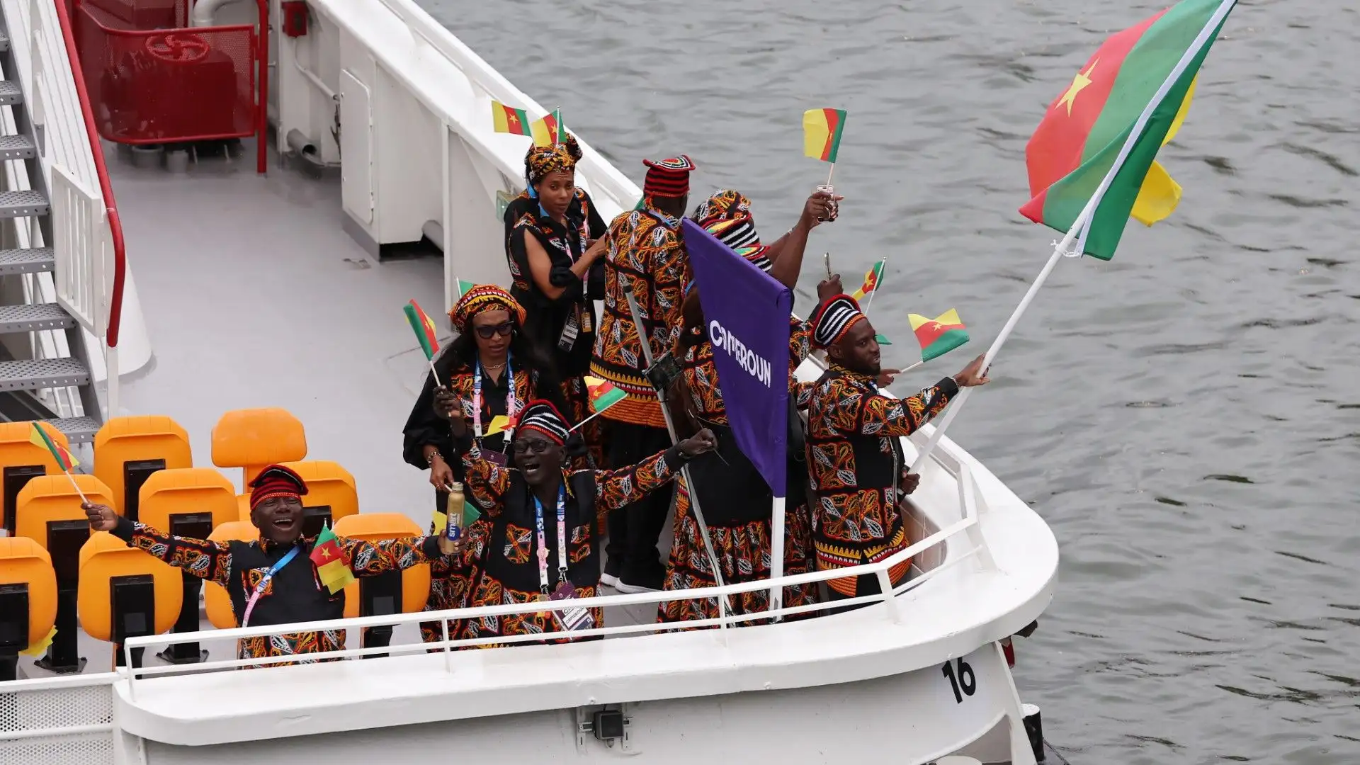 Il Camerun si è presentato a Parigi con i coloratissimi vestiti tradizionali
