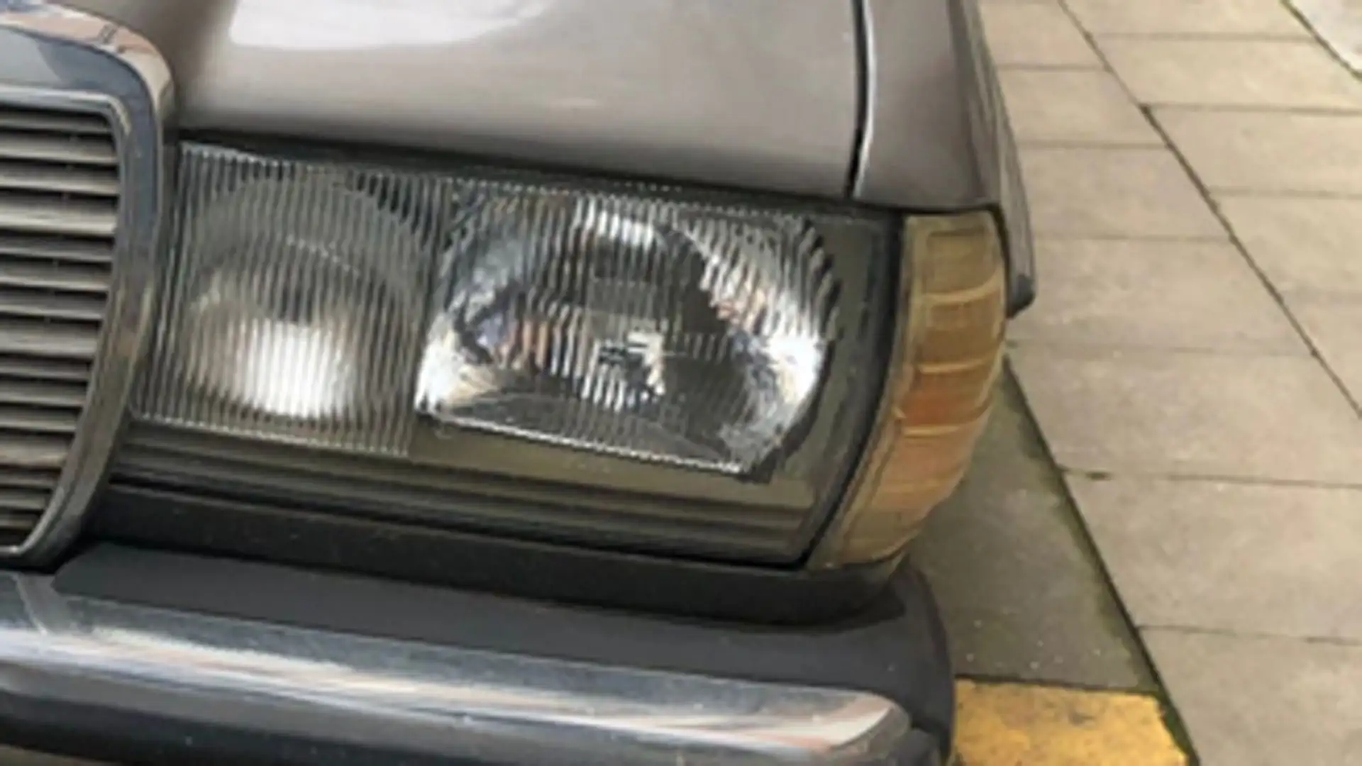 Auto caratterizzata da linee squadrate e da un aspetto sobrio