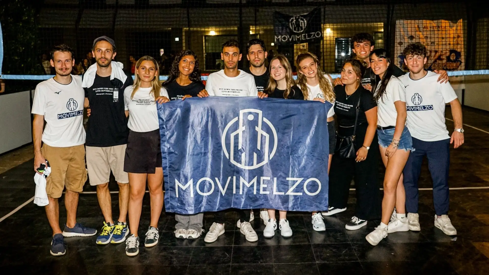 In foto il gruppo di volontari che ha reso possibile lo svolgimento dello splendido torneo di volley