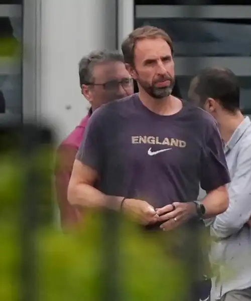 Musi lunghi, facce tristi, rabbia repressa: le foto del rientro a casa degli inglesi