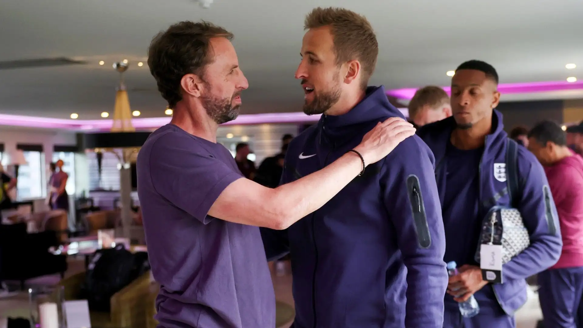 All'aeroporto di Stansted, dopo il volo da Berlino, Southgate ha salutato i giocatori

