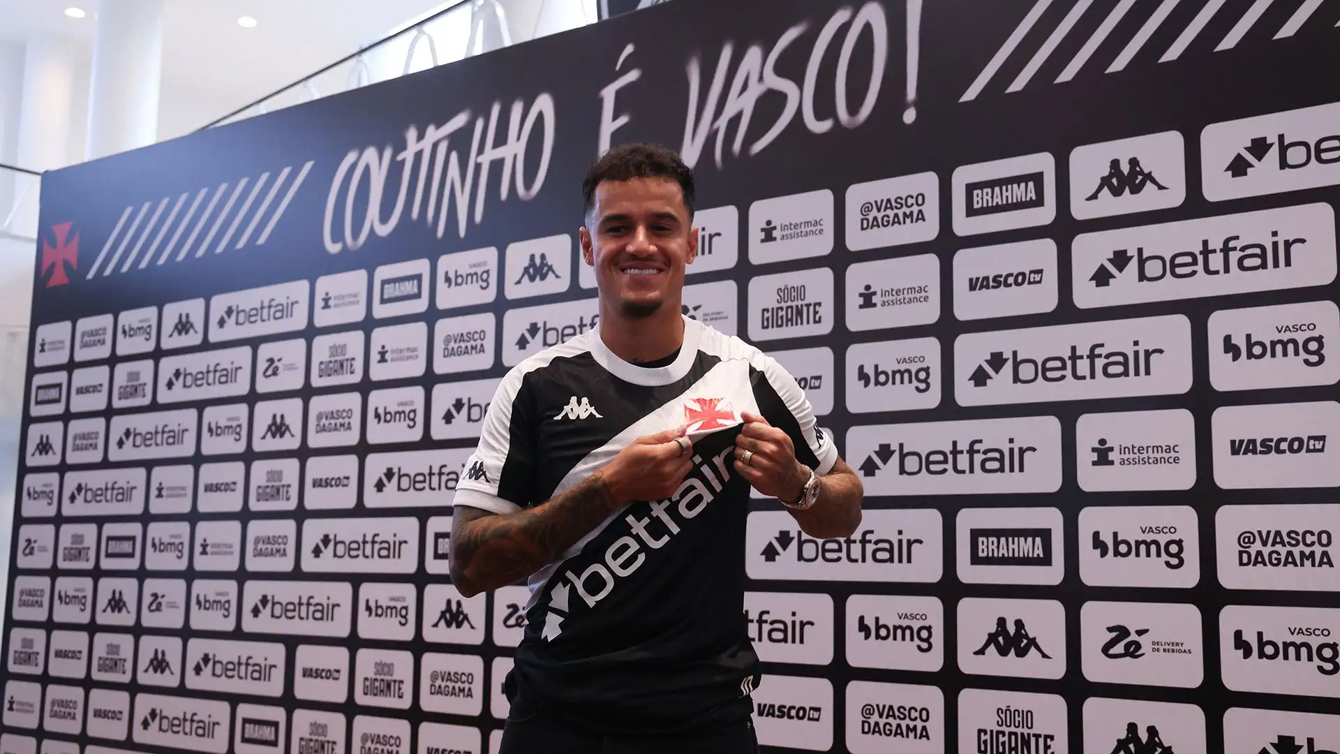 Nel 2022 è tornato in Inghilterra, all'Aston Villa, poi Al-Duhail e ora Vasco Da Gama
