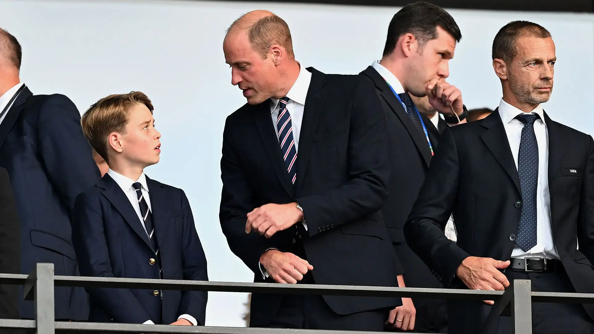 Poi hanno iniziato a seguire la partita, disquisendo di calcio come qualsiasi altra coppia di padre e figlio.