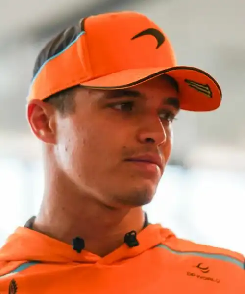 Lando Norris obbedisce e avverte Max Verstappen