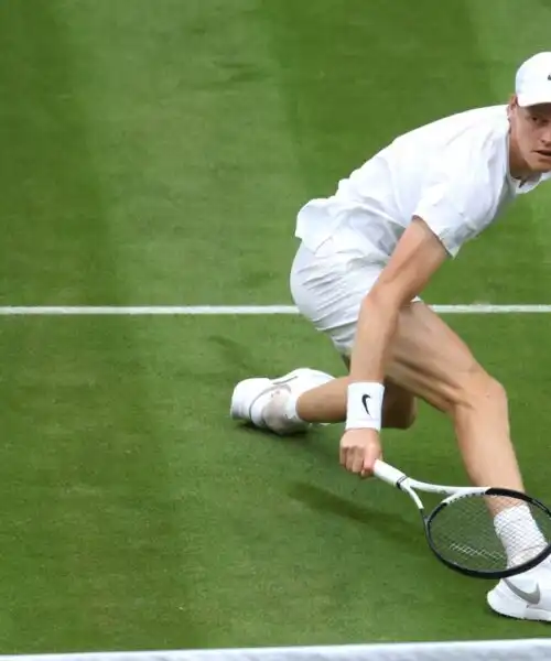 Wimbledon, Jannik Sinner vince soffrendo all’esordio. Ora c’è Berrettini