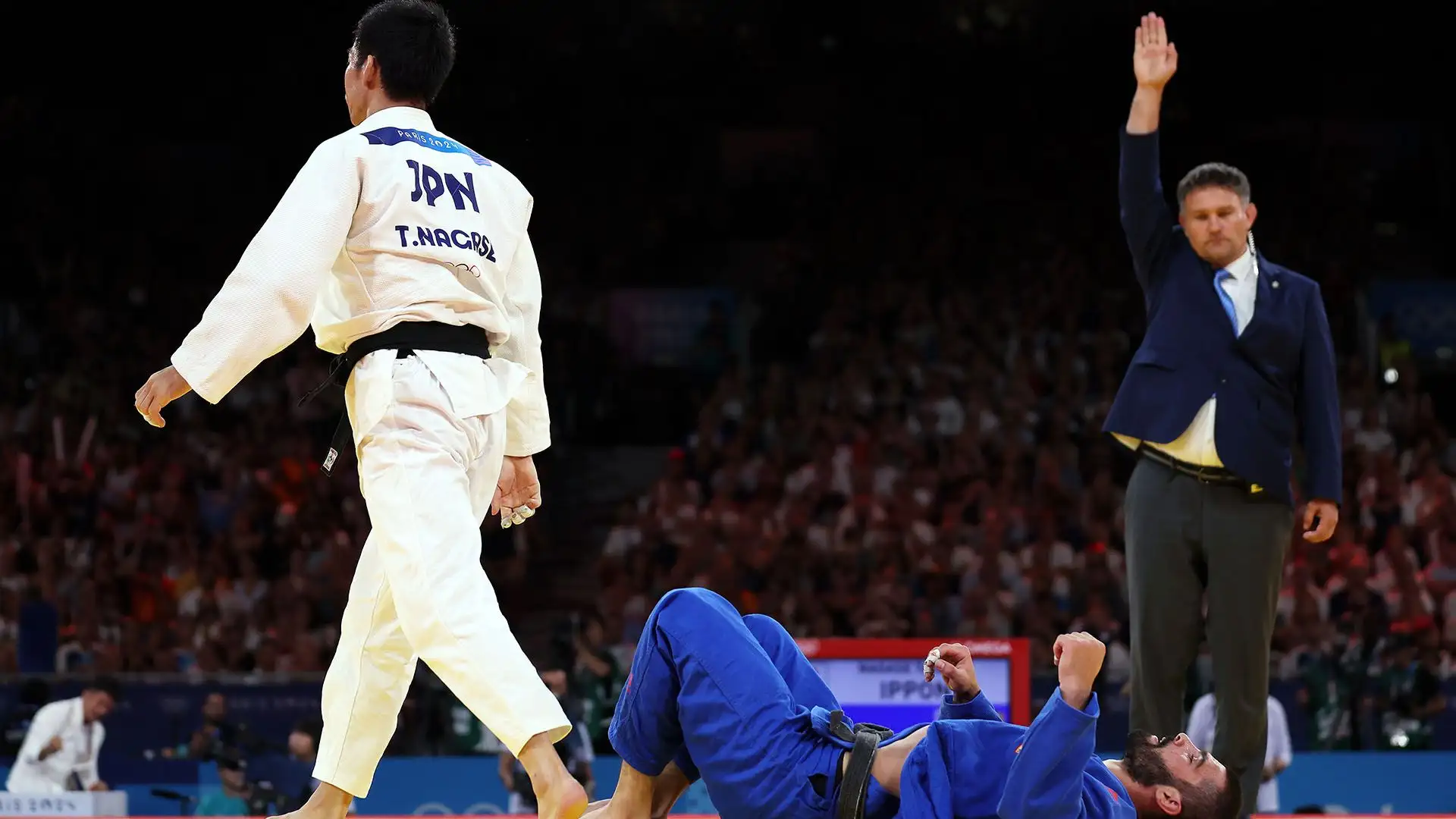 La sua vittoria è storica: è il primo judoka a vincere la seconda medaglia d'oro di fila nella stessa categoria