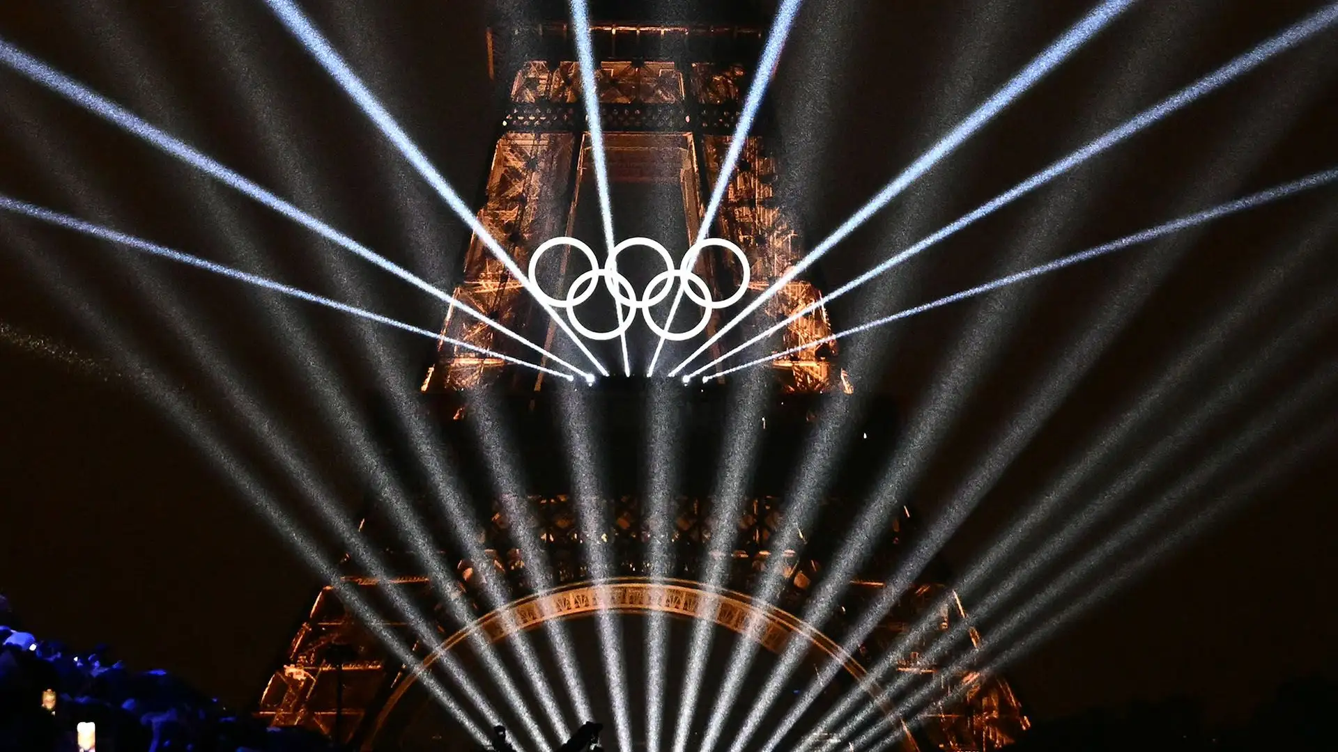 Sulla Torre sono stati montati i cinque cerchi olimpici
