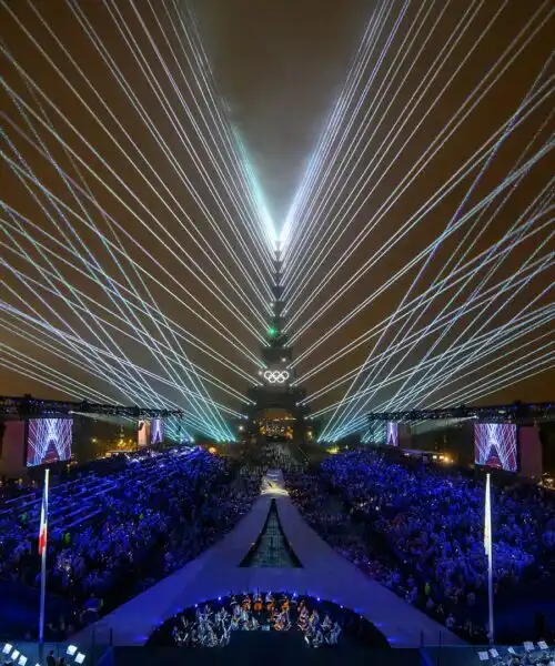 Le mille luci della Torre Eiffel: foto
