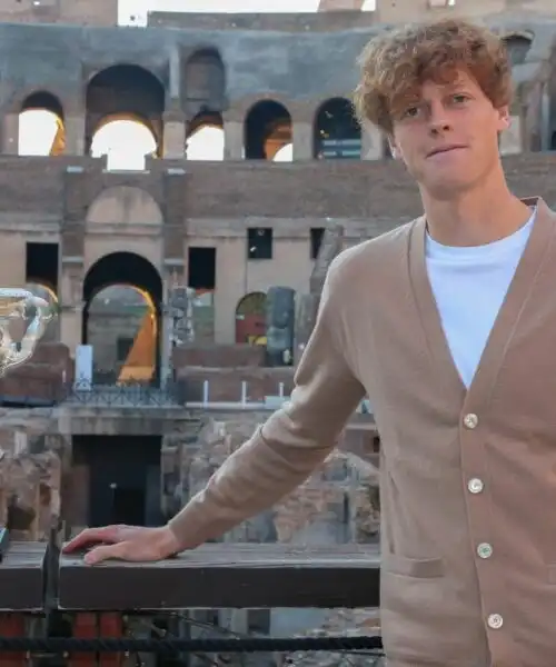 Tutto un altro Jannik Sinner, c’è un motivo (ma anche una macchia): le foto