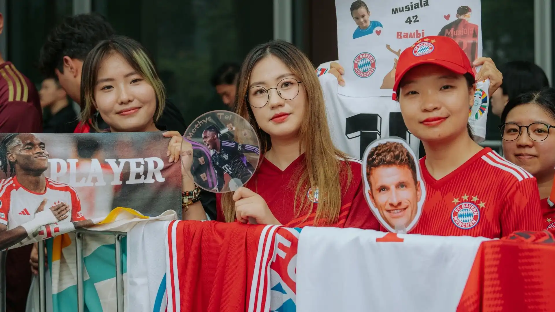 Accoglienza da sogno a Seoul: le foto dei calciatori del Bayern Monaco