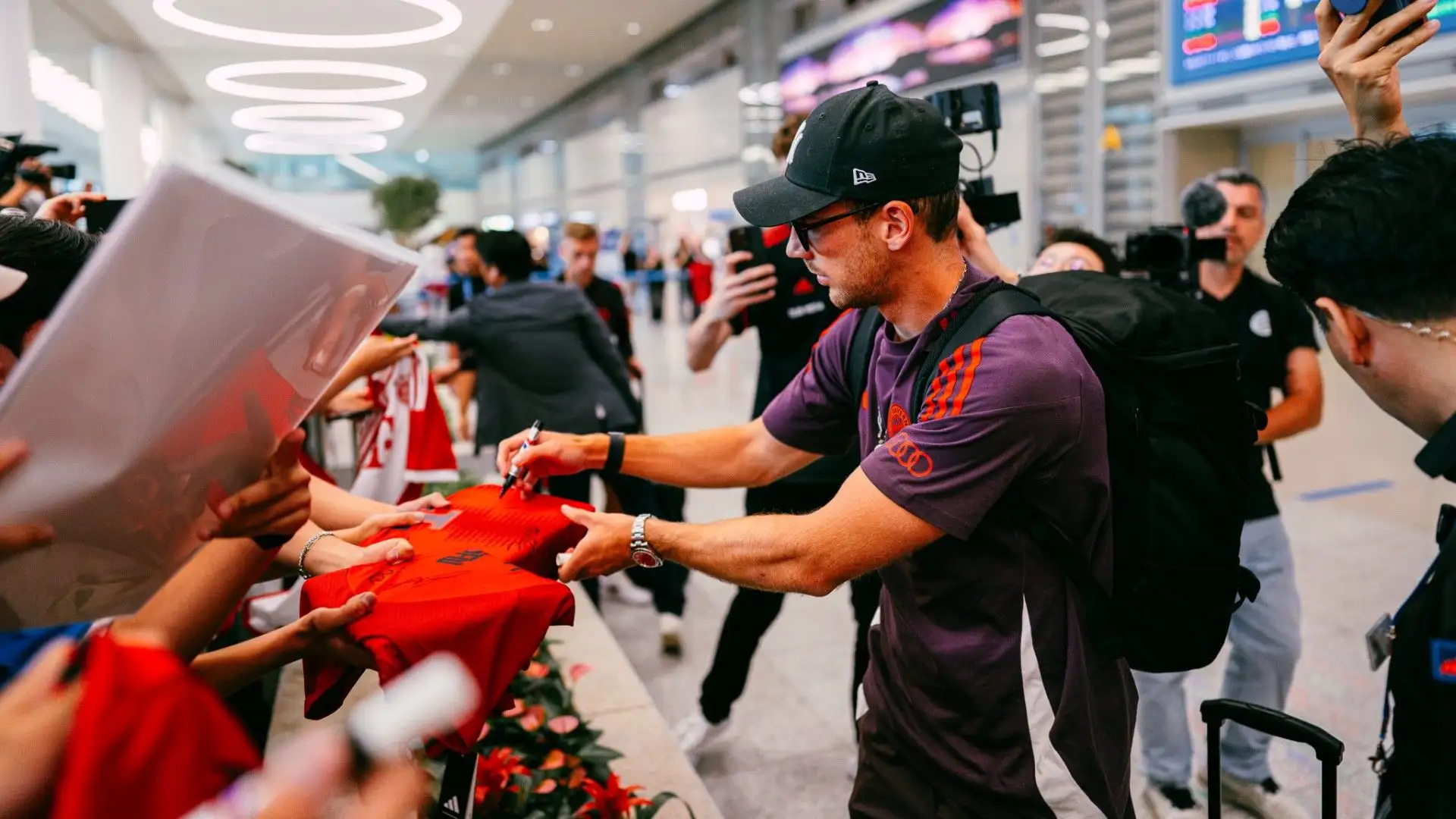 Goretzka e compagni si sono fermati a firmare tantissimi autografi
