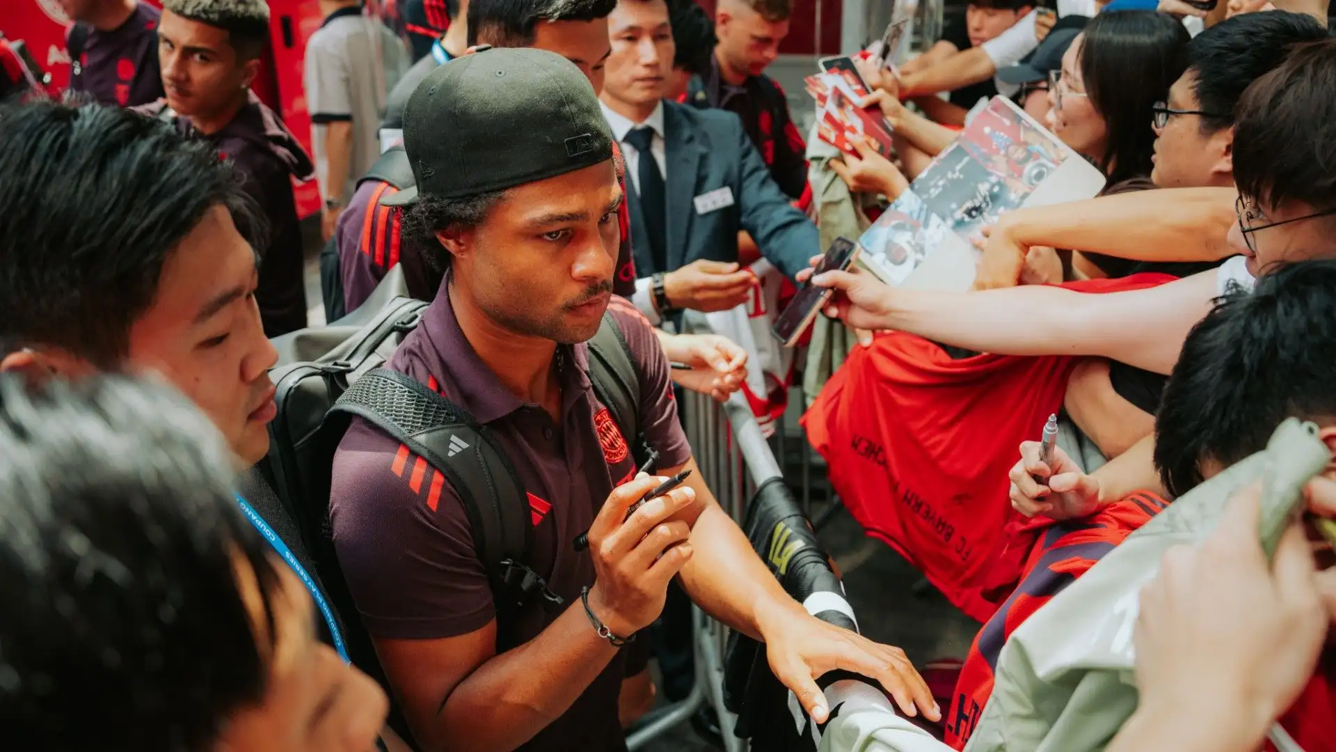 Qui Serge Gnabry assediato dai tifosi coreani
