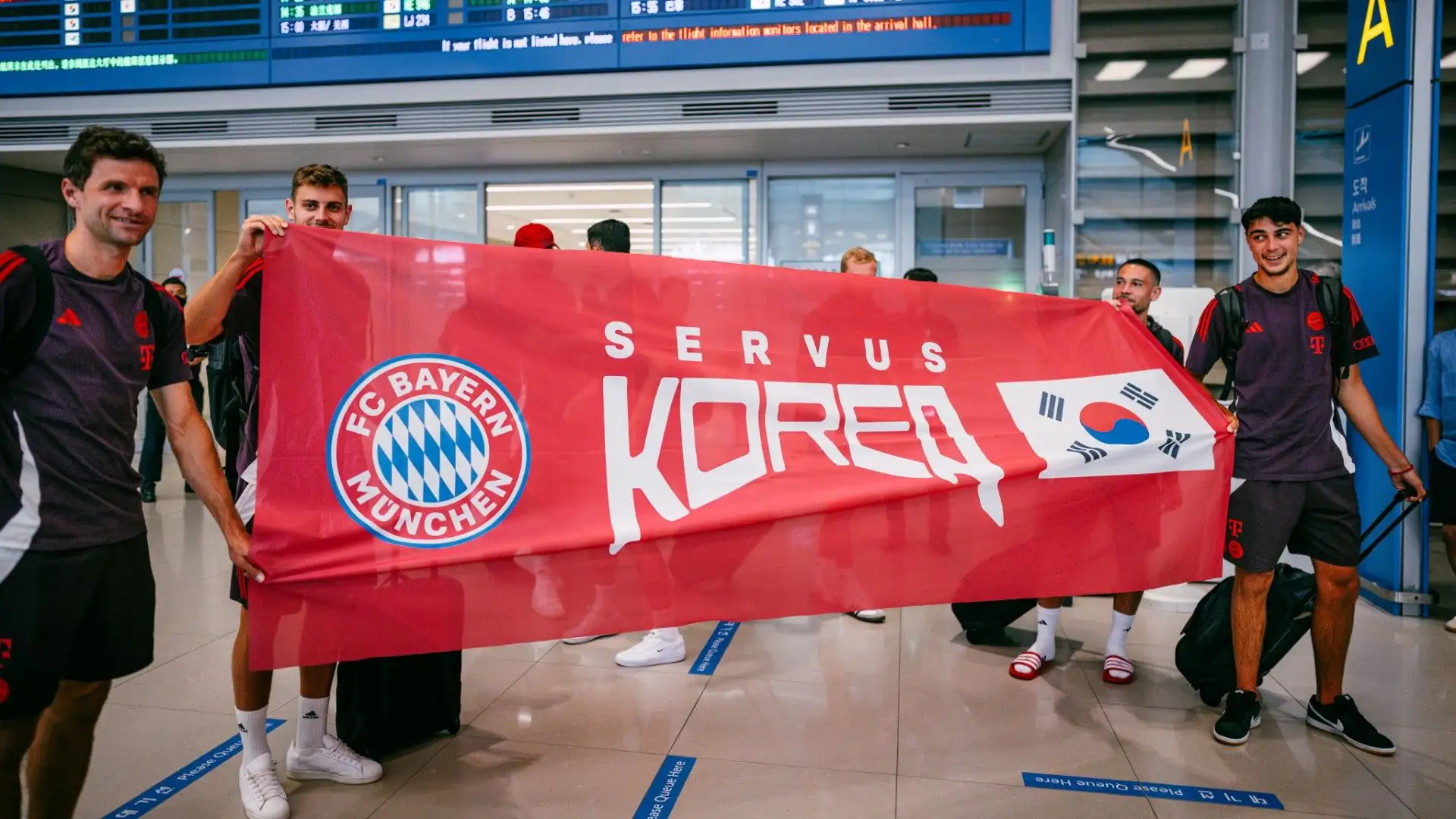 Eccoli mentre mostrano uno striscione all'interno dell'aeroporto
