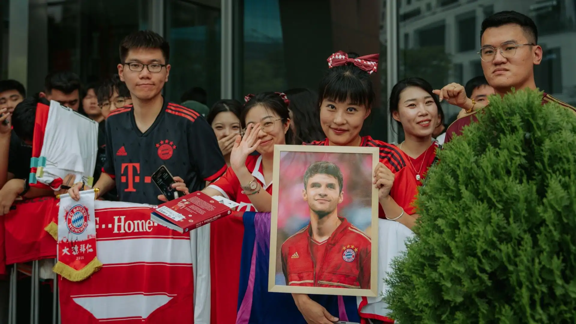 Questa tifosa mostra entusiasta un quadro di Thomas Muller
