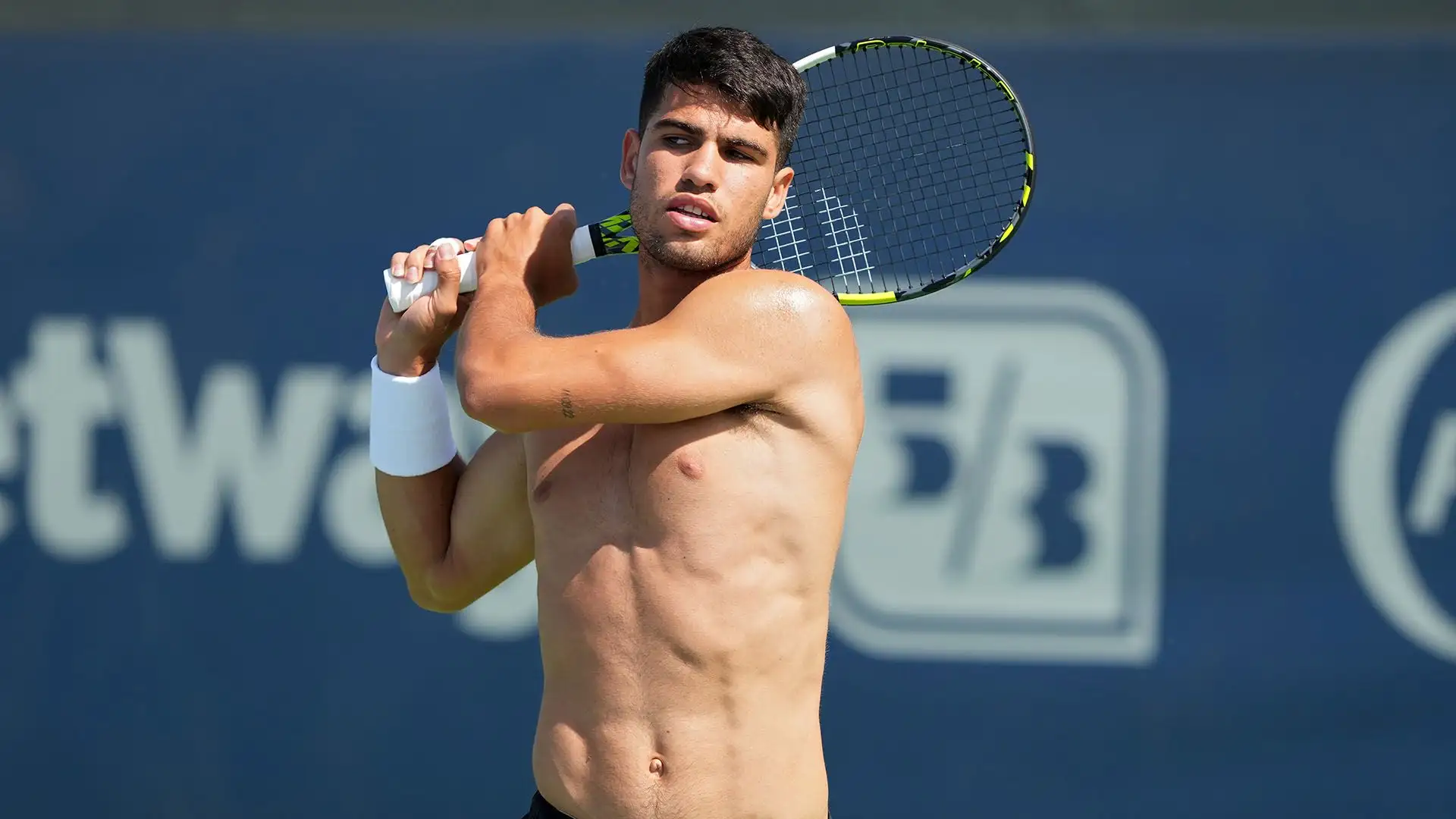Tantissime sue fan hanno commentato sui social le foto del tennista
